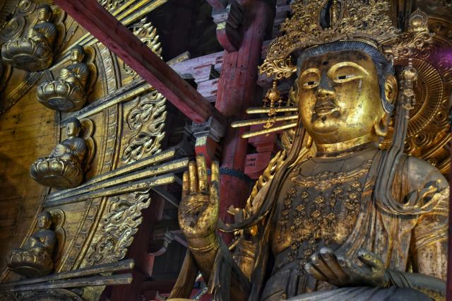 <p>Japonsko - interiér chrámu Tódaidži v Naře - foto Jean Vella
