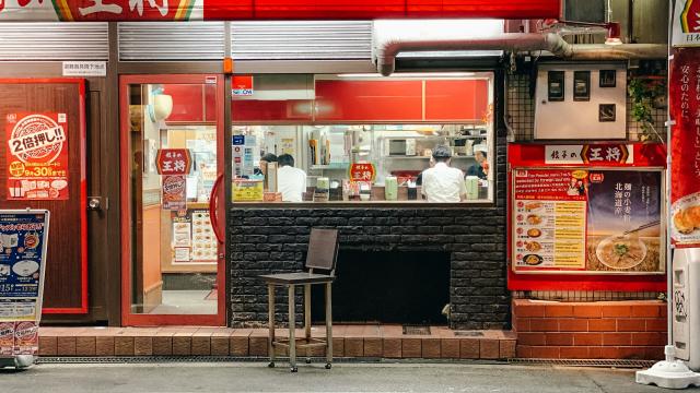 <p>Japonsko - bistro v Ósace - foto Jon Spectacle on Unsplash</