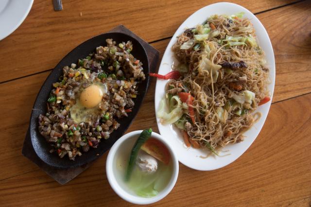 <p>Filipíny - tradiční kuchyně, sisig - foto M. Grmolenská</p>