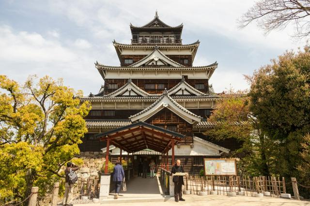<p>Japonsko - chrám ve městě Hirošima - foto Bryant Vu on Unspl