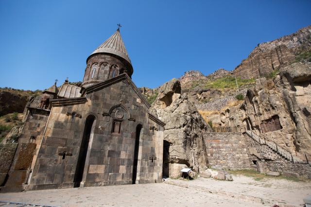 <p>Arménie - klášter Geghard částečně vytesaný ve skále - foto 