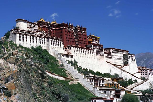 <p>Tibet - město bohů Lhasa - zimní sídlo dalaljlámů Potala</p>