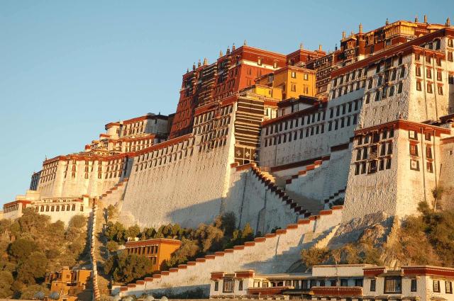 <p>Tibet - město bohů Lhasa - zimní sídlo dalaljlámů Potala</p>