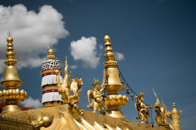 <p>Tibet - zlatá výzdoba chrámů ve Lhase - foto Raimond Klavins