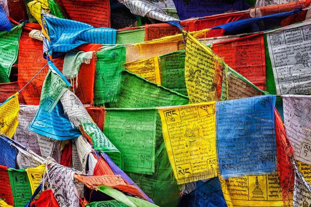<p>Tibet - modlitební praporky lungty</p>