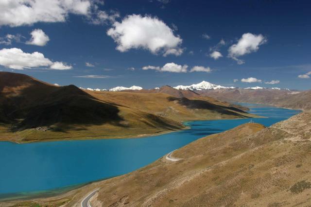 <p>Tibet - jezero Jamdrok Tso s nebesky modrou vodou</p>