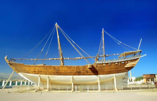 <p>Omán - stavba tradičních lodí dhow ve městě Sur</p>