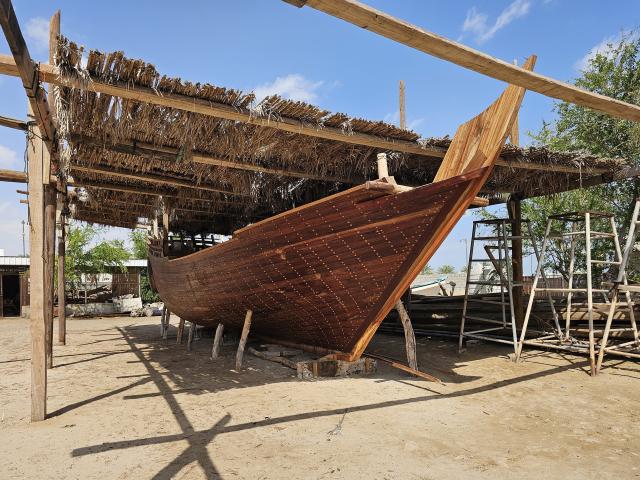<p>Omán - stavba tradičních lodí dhow ve městě Sur</p>