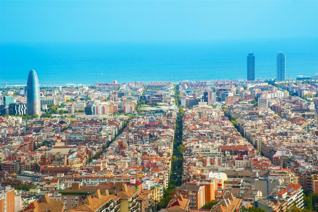 Poznávací zájezd Španělsko - pohled na Barcelonu a věž Agbar