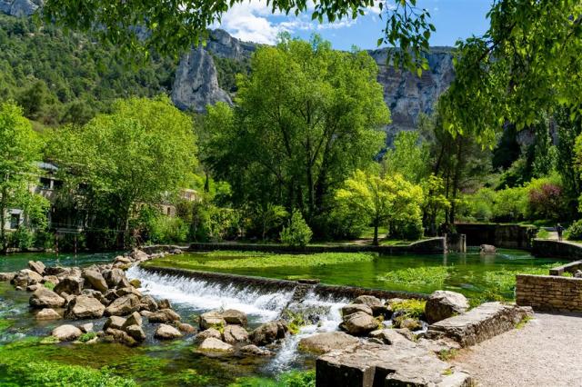 Poznávací zájezd Francie - Provence - Fontaine-de-Vaucluse