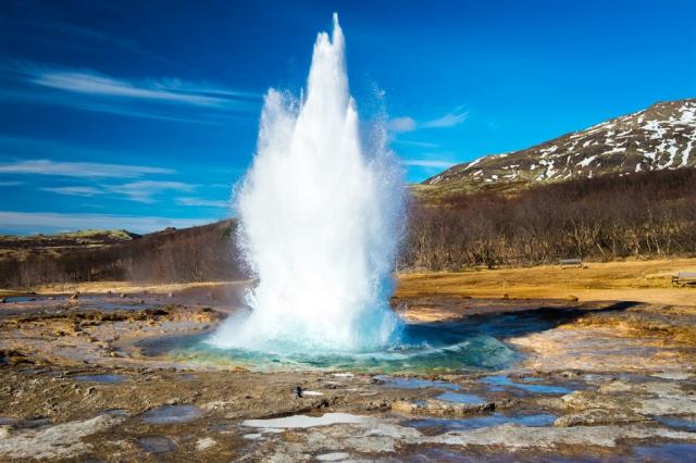 Poznávací zájezd Island - gejzír Strokkur