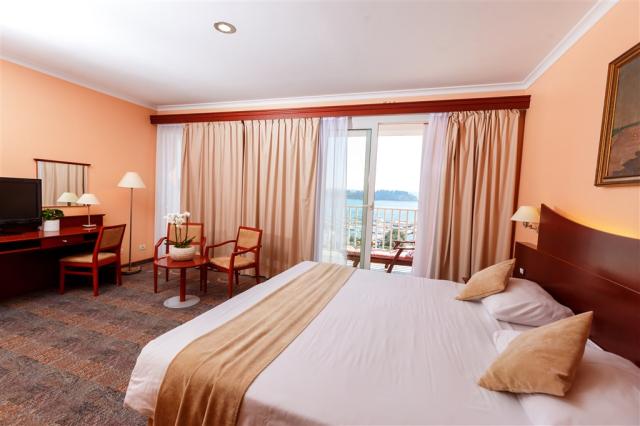 grand-hotel-portoroz-old-room-double-bed-chairs-sea-view-balcon