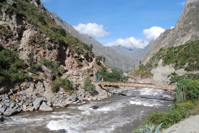 dreamstime_xxl_24964477_vilcanota river in piskakucho inca trai