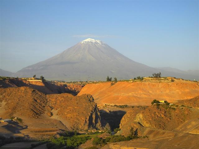 dreamstime_xxl_25465880_vulkán El Misti_Arequipa (Copy).jpg