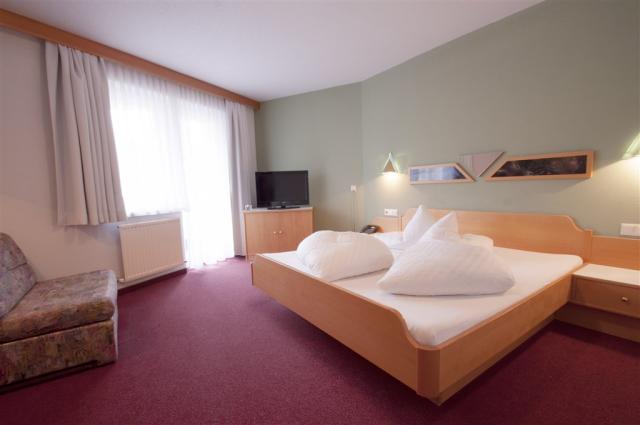 Doppelzimmer Tal 1.jpg