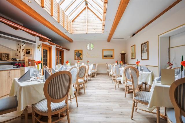 Kleine Zeitung Restaurant vom Sonnenhuegel Weinsalon.jpg