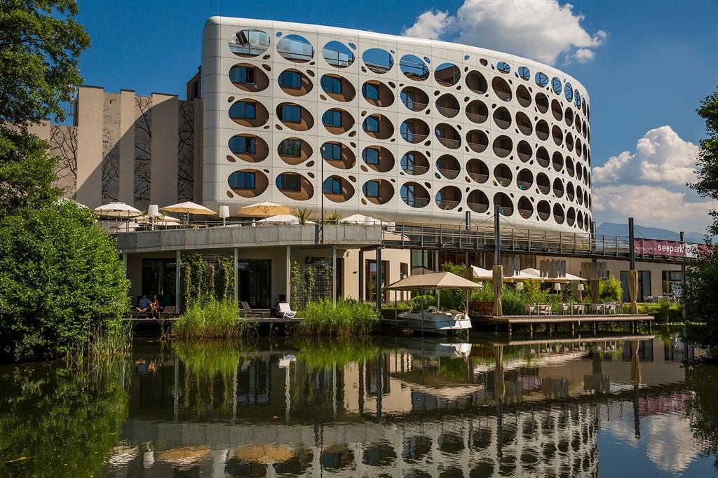 Seepark Außen_Fassade mit Spiegel im Wasser.jpg