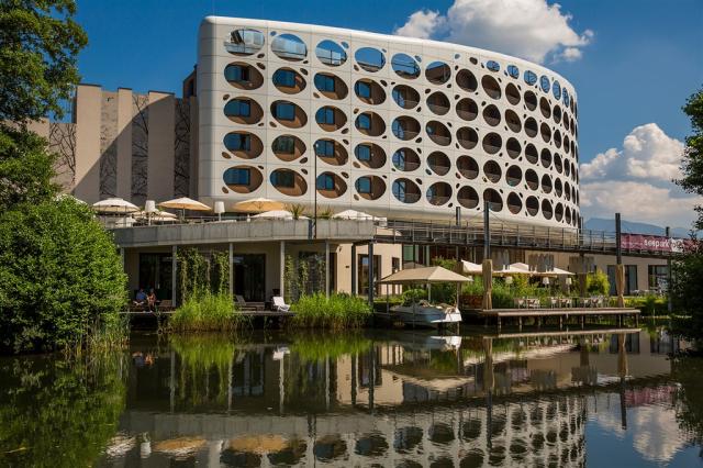 Seepark Außen_Fassade mit Spiegel im Wasser.jpg