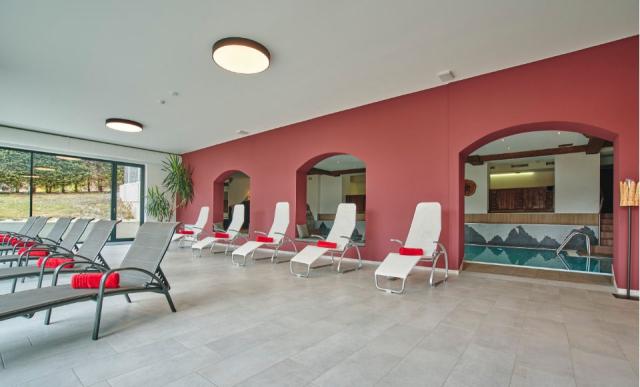 10-ruhebereich-hallenbad.jpg