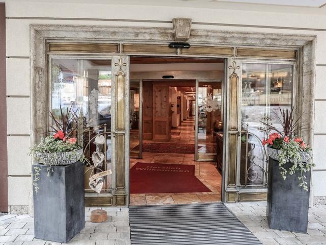 Fluchthorn Hotel Eingang.jpg