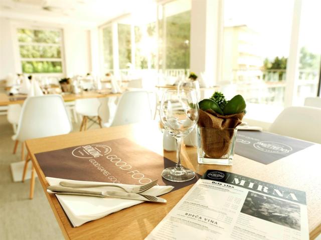 hotel-mirna-restaurant-table-glass-16.jpg