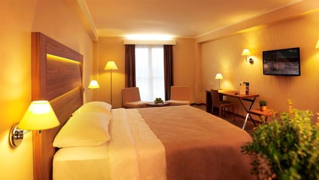 hotel-apollo-double-bed-by-night.jpg