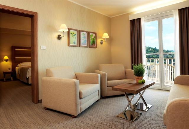 hotel-apollo-living-room-bedroom-balcony.jpg