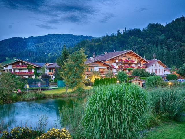 AbendstimmungLandgutFurtherwirtmitBadeteichFamilotelTirolKitzbü