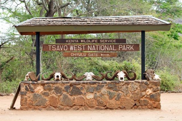Keňa_Tsavo West_ brána.jpg