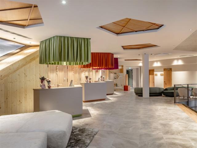 2212dd_falkensteiner-montafon-lobby_4.jpg