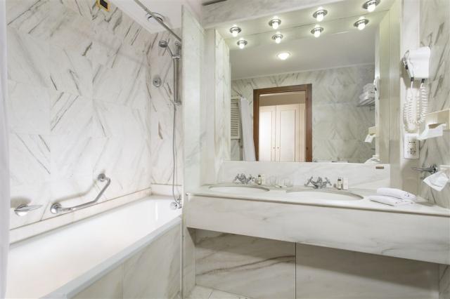 VRN-03434-012 Junior Suite.jpg