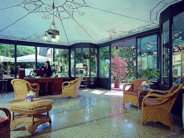 GAR-H03286-Lobby.jpg