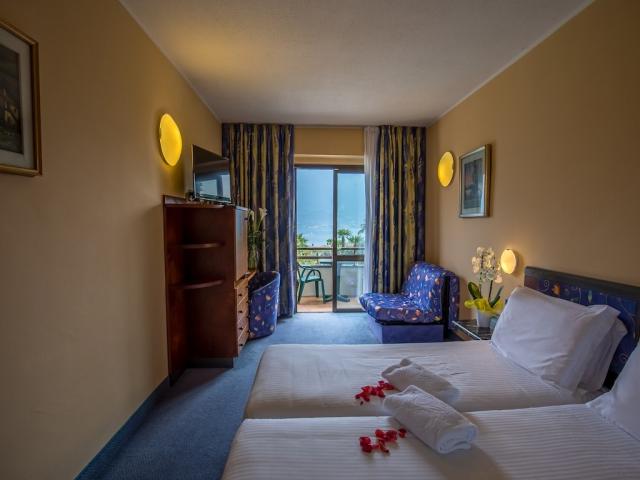 VRN-03347-020 Standard Lake View.jpg