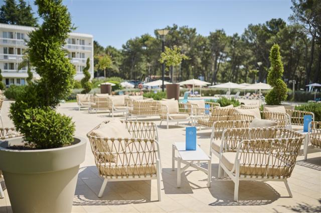 Laguna_Maradiso_Hotel_by_Aminess_2025_Lobby_Bar_Terrace_03.jpg