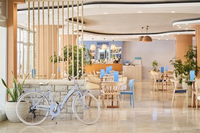 laguna-maradiso-hotel-by-aminess-lobby-bar-bicycle.jpg