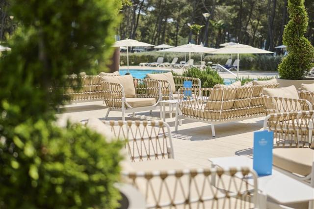 laguna-maradiso-hotel-by-aminess-lobby-bar-terrace-pool.jpg