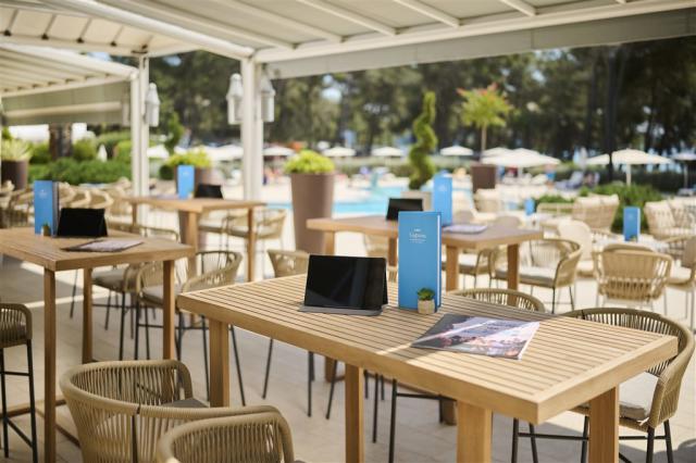 laguna-maradiso-hotel-by-aminess-lobby-bar-terrace-shade.jpg