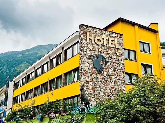 Schrofenstein_Gebaeude_Außenansicht_Steinbock_Hotel_Gelb_Blaett
