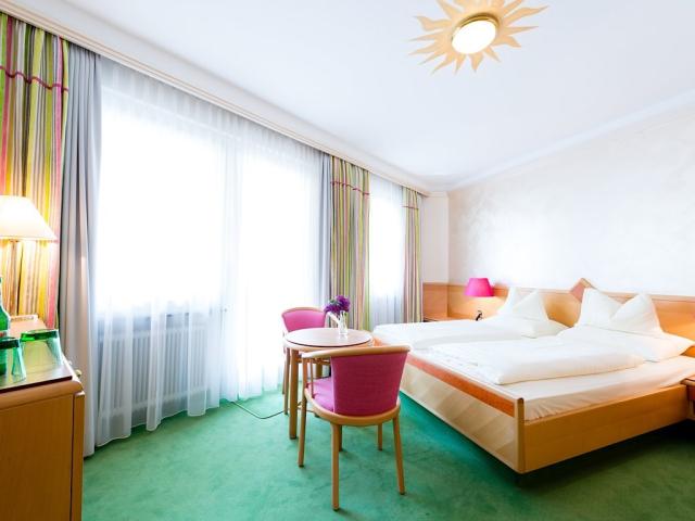 Schrofenstein_Gebaeude_Raeumlichkeiten_Zimmer_DoppelzimmerNeu_B