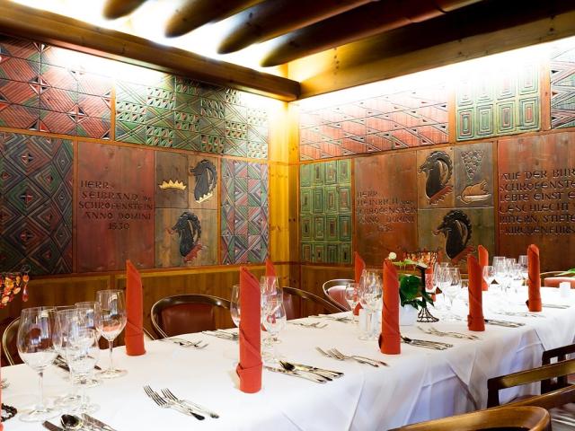 Schrofenstein_Gebaeude_Raeumlichkeiten_Rittersaal_Tafel_Aufgede
