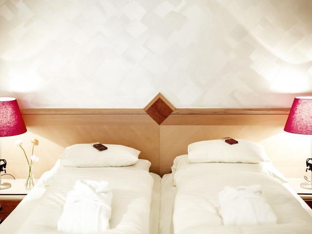 Schrofenstein_Gebaeude_Raeumlichkeiten_Zimmer_DoppelzimmerNeu_S
