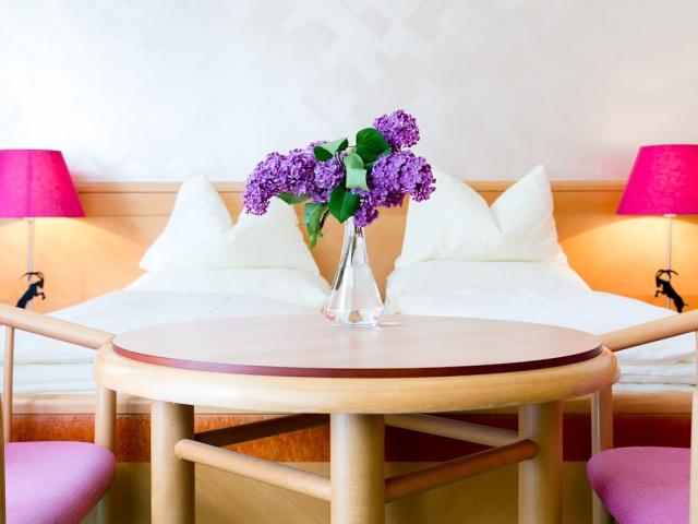 Schrofenstein_Gebaeude_Raeumlichkeiten_Zimmer_DoppelzimmerNeu_T