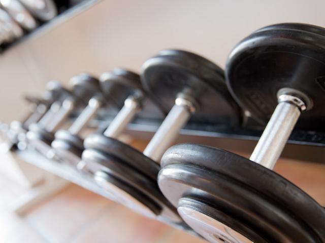 Schrofenstein_Gebaeude_Raeumlichkeiten_Fitnessbreich_Hanteln_20