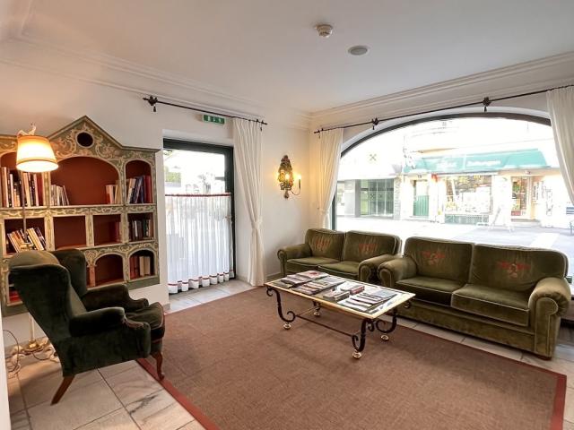Schrofenstein_Gebaeude_Raeumlichkeiten_Lobby_2022.jpg