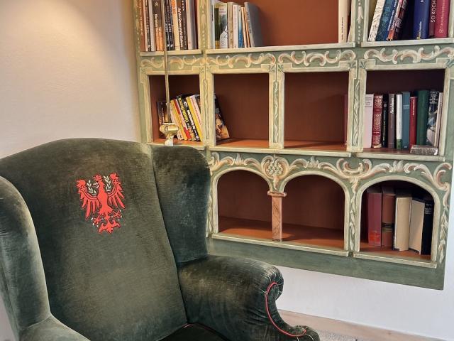 Schrofenstein_Gebaeude_Raeumlichkeiten_Lobby_Sessel_Bibliothek_