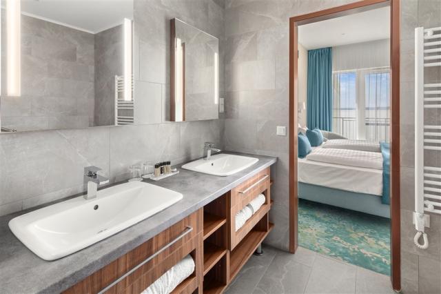 Junior_Suite_bathroom.JPG