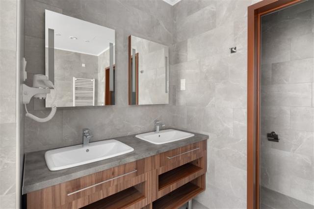 Junior+Orion_Suite_bathroom.JPG