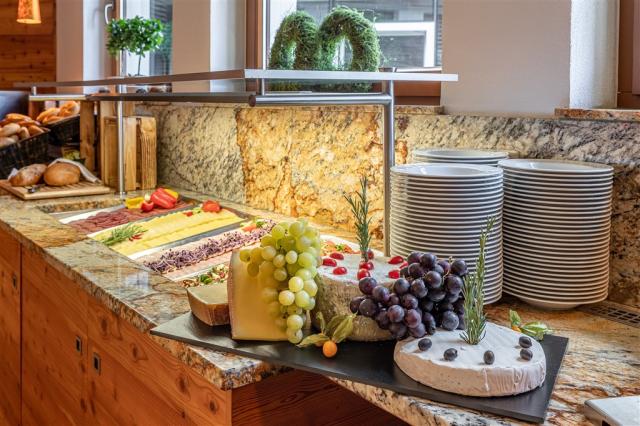 Hotel-Bon-Alpina-Igls-Frühstücksbuffet-Tirol-groß (7 von 23).jp