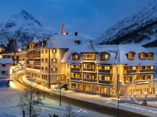 Fluchthorn Winter aussen abend.jpg