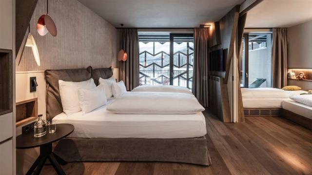 family-suite-lido-sleeping-area.jpg